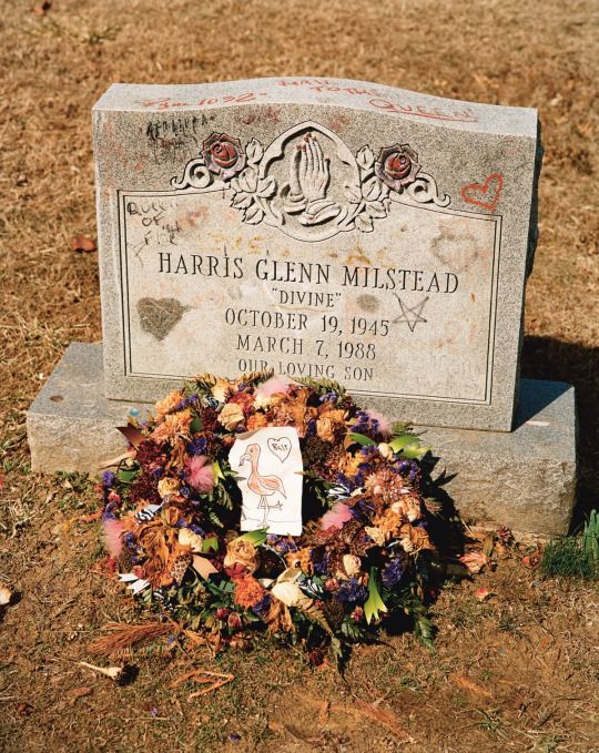 photo Divine_grave_zpszacyekhg.jpg