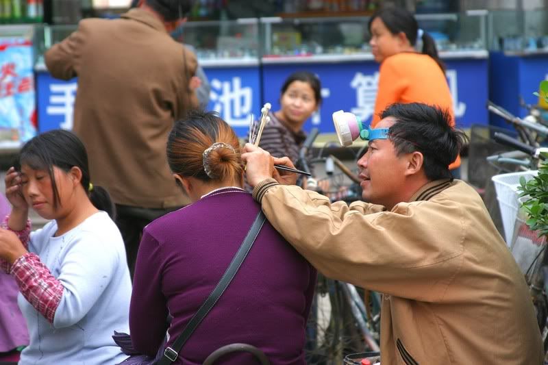 IMAGE: http://i60.photobucket.com/albums/h33/buyao2006/EarPickeratWork4copy.jpg