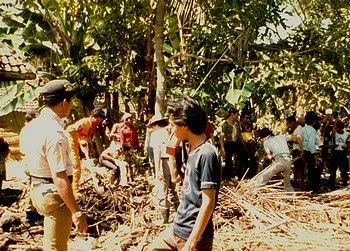 Di tengah reruntuhan